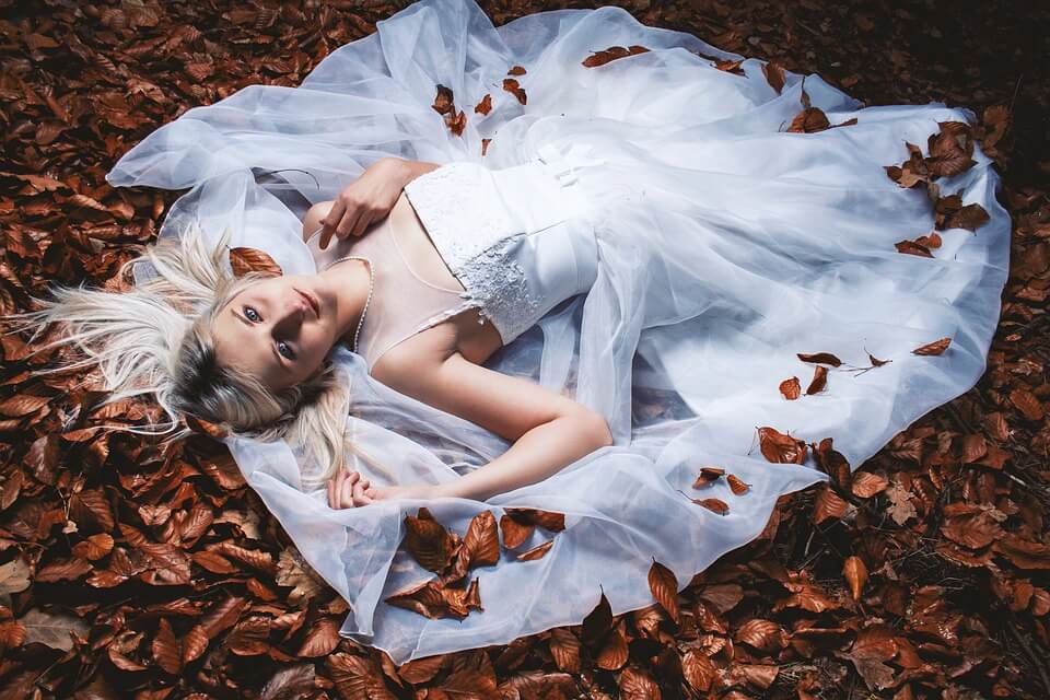 Sesja ślubna w liściach na jesień