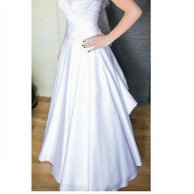 Elegancka i piekna suknia ślubna