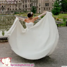 Sprzedam zjawiskową i elegancką suknię ślubną prestiżowej firmy Justin Aleksander. Suknia pochodzi z luksusowej kolekcji Signature, model 99003.
