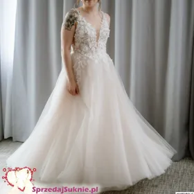 Suknia ślubna z koronką 3D