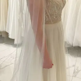 Połyskująca suknia ślubna