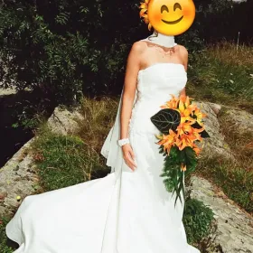 Suknia ślubna z odkrytymi ramionami i sięgająca do ziemi, z haftowanym gorsetem