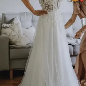 Delikatna suknia ślubna z koronkowym gorsetem i tiulem