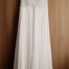 Zwiewna suknia ślubna boho – koronka, dekolt V