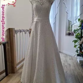 Koronkowa biała suknia ślubna 