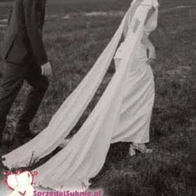 Suknia ślubna z ozdobnymi ramionami 