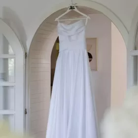 Satynowa suknia ślubna z wiązaniem gorsetowym 