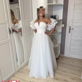 Suknia ślubna – elegancka, romantyczna, z efektownymi rękawami i trenem
