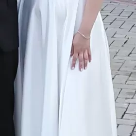 Gładka suknia na jedno ramie