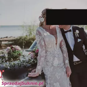 Koronkowa suknia ślubna z długim rękawem 