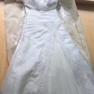 Piękna suknia z plisą i koronkowa ozdoba wokół szyi