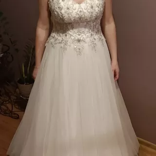 Piękna suknia ślubna z cyrkoniami