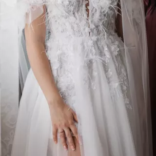 Bogato zdobiona suknia ślubna 