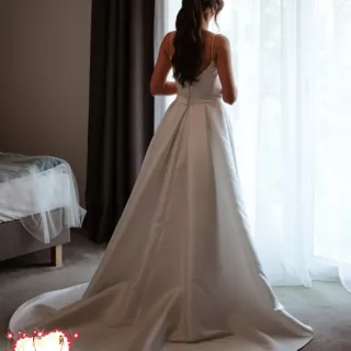 Gładka Suknia z podpinanym trenem + welon katedralny w cenie