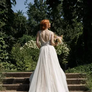 Designerska suknia ślubna z odkrytymi plecami od Luce Sposa