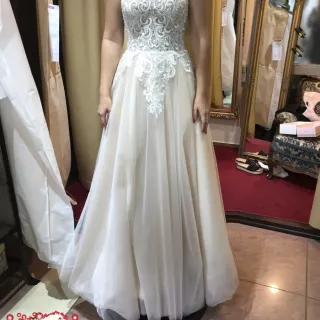 Przepiękna suknia, podszywana beżem 