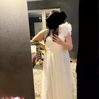 Sukienka z ozdobnym ramiączkiem 