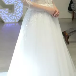 Suknia ślubna pięknie zdobiona