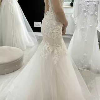 Suknia ślubna Syrenka 34 bogato zdobiona pięknie prezentuje dekolt oraz plecy 