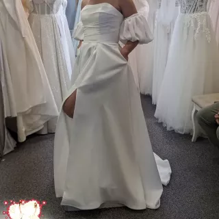 Suknia ślubna z rozcięciem i kieszeniami 