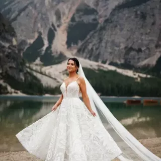 Zabłyśnij! Suknia z trójwymiarową koronką i blink blink