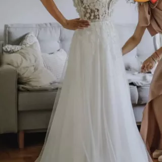 Delikatna suknia ślubna z koronkowym gorsetem i tiulem