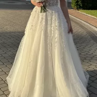 Elegancka suknia ślubna z odkrytymi ramionami – ivory