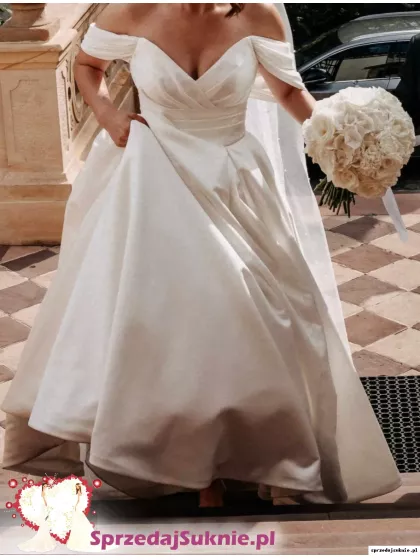 Elegancka, zmysłowa suknia ślubna szyta we włoszech