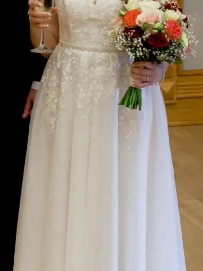 Sprzedam suknię ślubną, kolor śmietankowy, delikatna koronka, subtelny blask