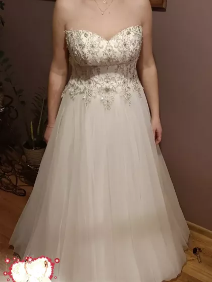 Piękna suknia ślubna z cyrkoniami