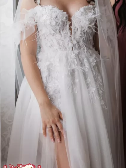 Bogato zdobiona suknia ślubna 