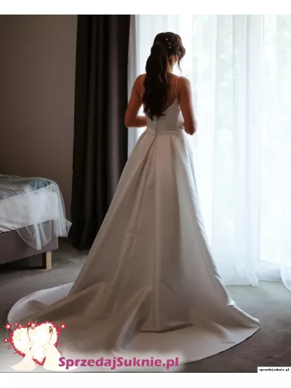 Gładka Suknia z podpinanym trenem + welon katedralny w cenie