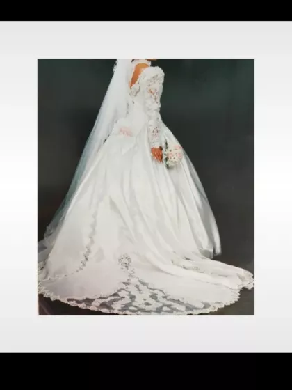 Przepiękna suknia ślubna z bufkami i długim trenem 