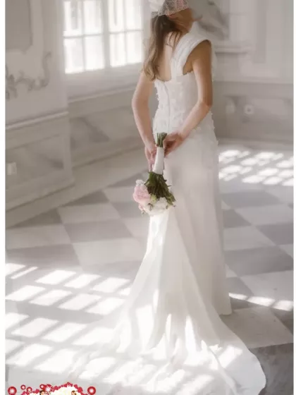 Elegancja suknia ślubna idealna dla niskiej osoby