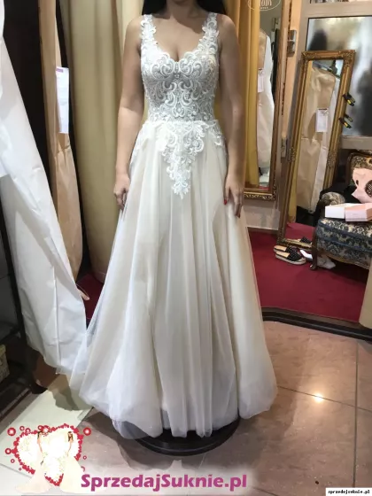 Przepiękna suknia, podszywana beżem 