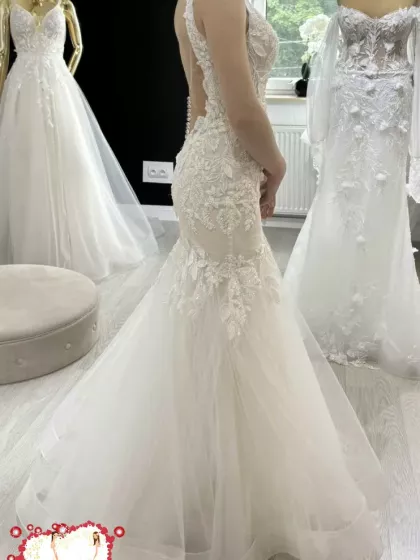 Suknia ślubna Syrenka 34 bogato zdobiona pięknie prezentuje dekolt oraz plecy 