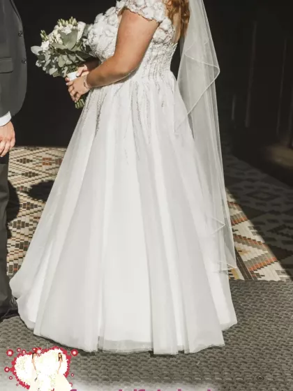 Suknia ślubna kwiatuszek