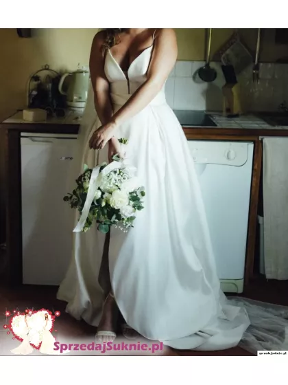 Suknia ślubna z tkaniny Mikado