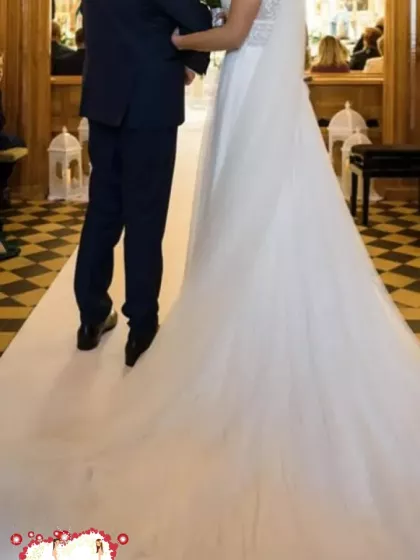 Suknia tiul z podpinanym trenem 