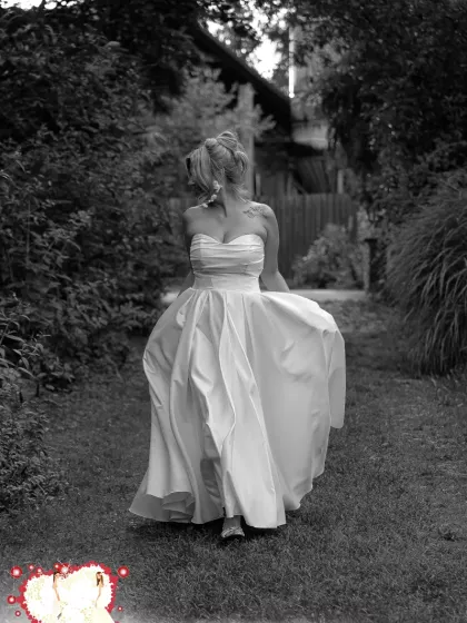 Satynowa suknia z kieszeniami i odpinanymi ramiączkami 