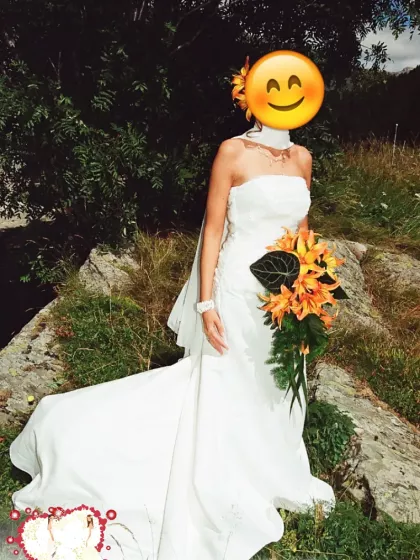 Suknia ślubna z odkrytymi ramionami i sięgająca do ziemi, z haftowanym gorsetem