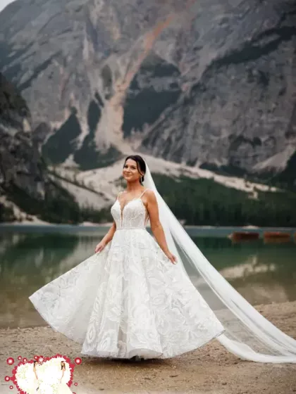 Zabłyśnij! Suknia z trójwymiarową koronką i blink blink