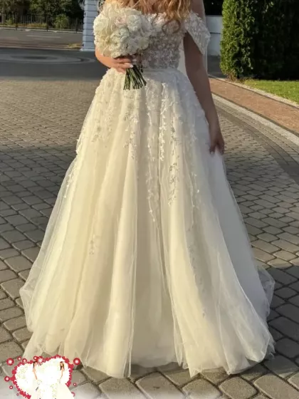 Elegancka suknia ślubna z odkrytymi ramionami – ivory