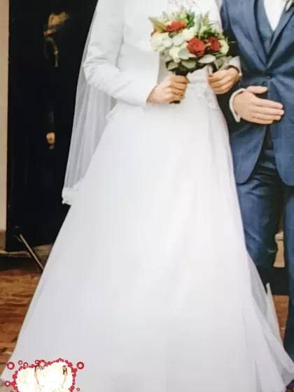 Piękna, biała i wygodna suknia ślubna 